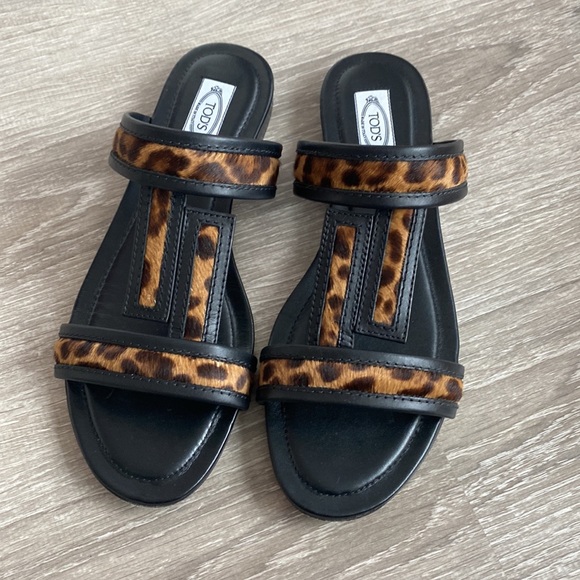 Tod’s leopard calf hair & black leather sandals. $ Firm - Picture 6 of 13